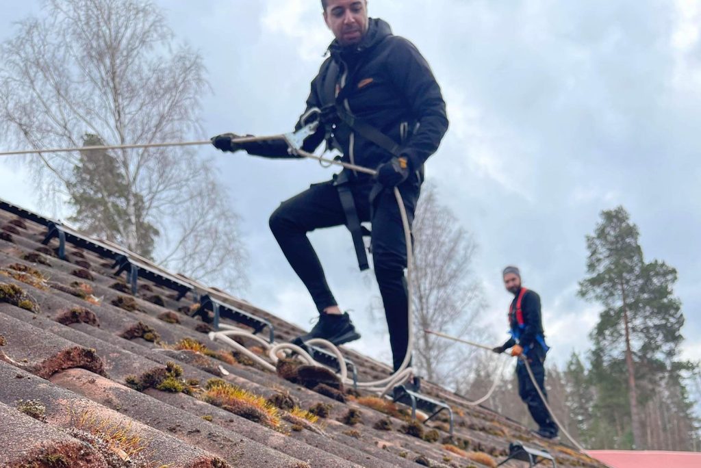 Taktvätt i ett bostadsområde i Västerås.