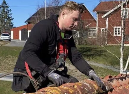 Tegeltak i Västerås före och efter taktvätt.